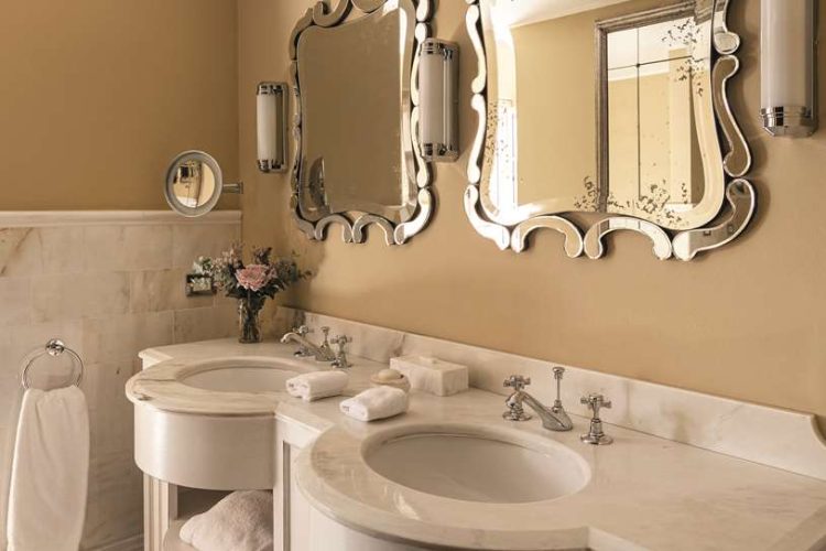 Deluxe Junior Suite bathroom