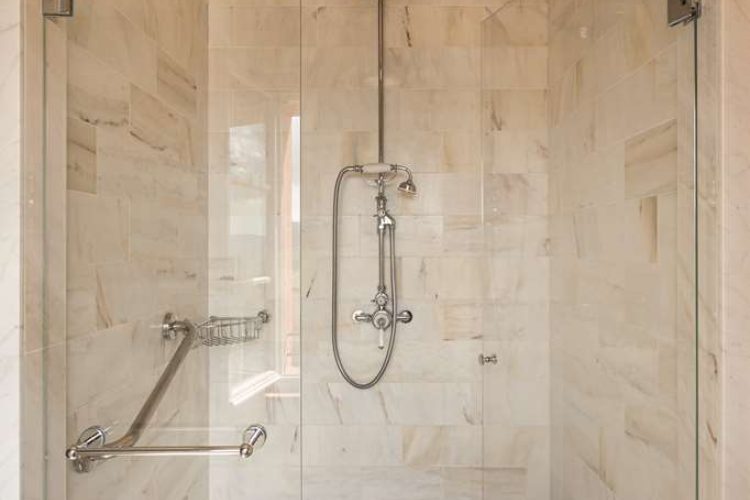 Deluxe Junior Suite bathroom